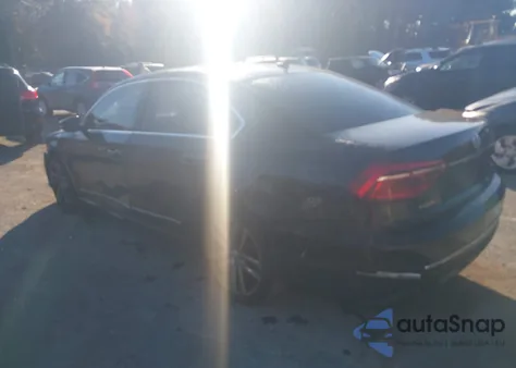 2017 Volkswagen Passat 1.8T R-Line z USA, uszkodzony, nr VIN 1VWDT7A35HC082650